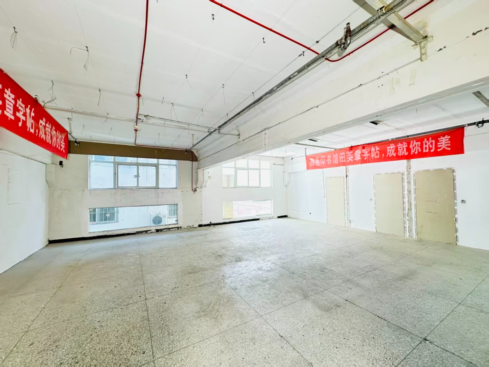 光华路重点吸引人工智能应用、数字经济、电商直播、智能制造服务、软件开发、科技创新企业及创业团队入驻